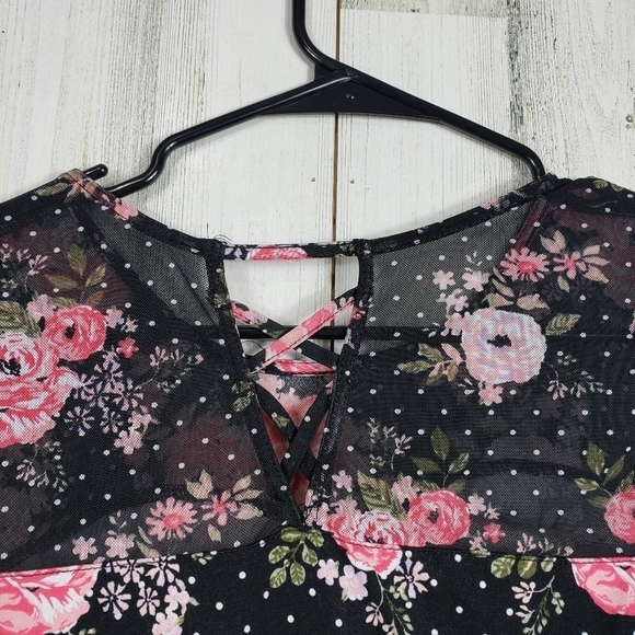 3/$15 Pretty flower top size medium - Picture 5 of 10